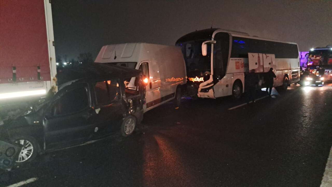 Konya plakalı TIR zincirleme kazaya karıştı! Çok sayıda yaralı var 26